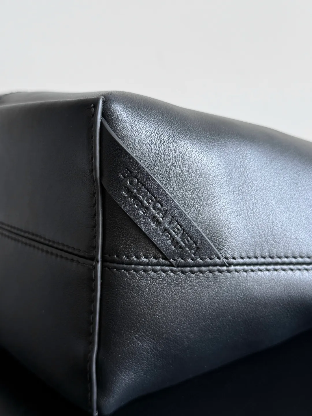 Batch 2220 Bottega Veneta small Sawyer leather model, but still light and soft, the straps can be knotted to adjust the length. Durable and large in capacity, it meets my extremely high standards for small carry-on bags. The texture of cowhide is really amazing, and it can be easily matched with both business and leisure. This bag is a Sawyer Bag that is interpreted with triangles and geometric circles👜. Its soft but indestructible appearance constitutes its fashionable beauty. You can freely adjust the length of the backpack😊No matter how complicated the world is, as long as there is a bag with you, everything will become better, and it is easy for boys and girls to control it! Style number: 815807 Size: 25*17*12cm